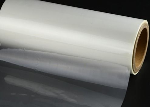 Καλή τιμή. Ανθεκτικός στη θερμοκρασία λαμπερός θερμοσφραγίστης BOPP λαμινοποιητική ταινία πάχος κυλίνδρου 18-27μμ με κόλλα EVA σε απευθείας σύνδεση