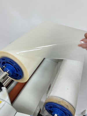 Good price Χωρίς ραφές θερμική 23 μm BOPP Anti-Glare προστρωμένη υψηλής ανθεκτικότητας ταινία μεταφοράς βερνίκων για συσκευασία premium box σε απευθείας σύνδεση